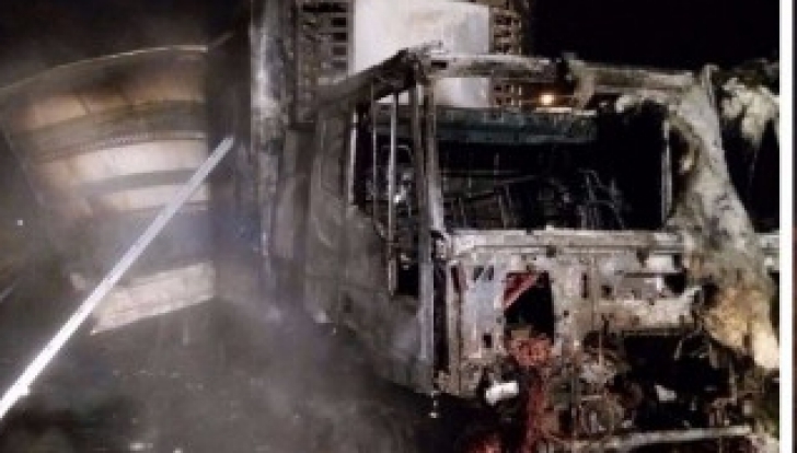 Un autotren încărcat cu produse alimentare a luat foc pe autostrada Arad-Timișoara
