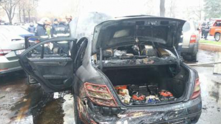 Incendiu în zona Unirii. O mașină a fost distrusă de flăcări 