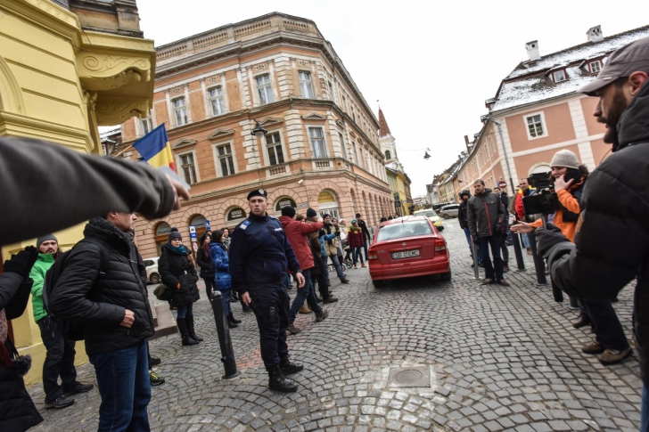 INCIDENT la protestul mut de la Sibiu. Gest INEXPLICABIL al unui şofer - FOTO & VIDEO
