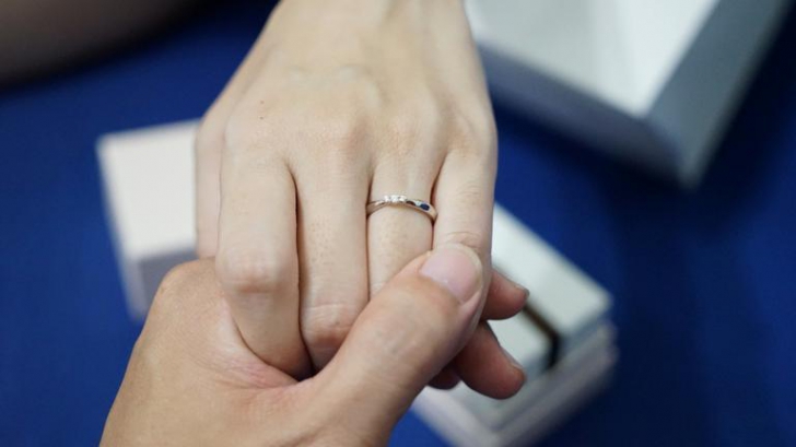 Proaspăta logodnică a fost nemulțumită și de costul inelului