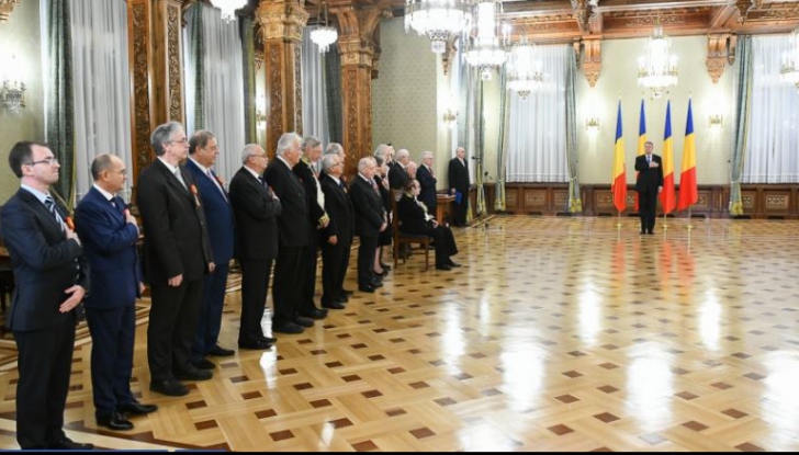 Iohannis a decorat personalități din domeniile siguranței naționale, medical și al cercetării