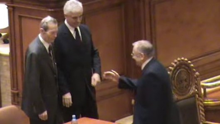 Momentul de neuitat în care Regele Mihai a refuzat să dea mâna cu Ion Iliescu. VIDEO