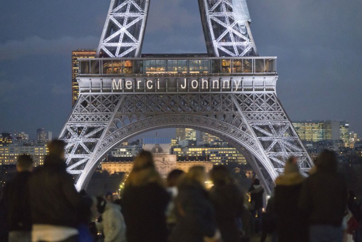 Paris: Merci Johnny! Sute de mii de oameni îl omagiază pe regele rock-ului francez (VIDEO)  