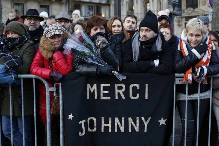 Paris: Merci Johnny! Sute de mii de oameni îl omagiază pe regele rock-ului francez (VIDEO)  