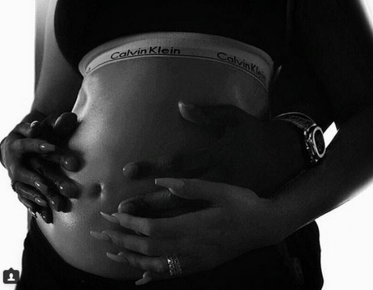 S-a CONFIRMAT: una dintre surorile Kardashian este însărcinată. Prima fotografie cu burtică