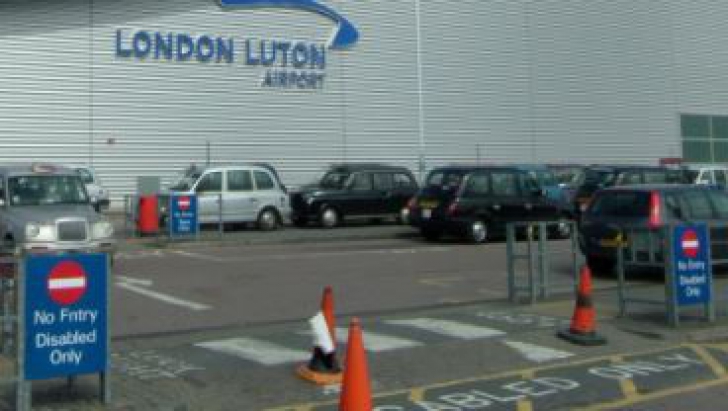 Zeci de români, blocați pe aeroportul Luton din Londra