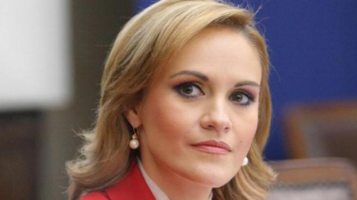 Fabulos! Cum arăta Gabriela Firea pe vremea când era reporter la Bacău, la începutul anilor 90