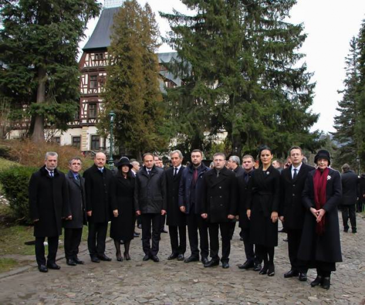 Fotografii BIZARE postate de politicieni din Republica Moldova, de la căpătâiul Regelui Mihai