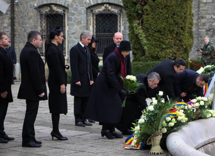 Fotografii BIZARE postate de politicieni din Republica Moldova, de la căpătâiul Regelui Mihai