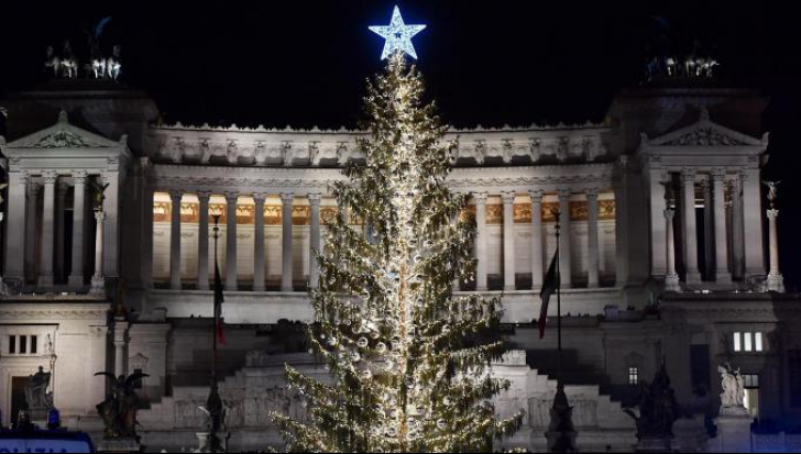 Bradul de Crăciun de la Roma, ţinta GLUMELOR pe internet. Preţul EXORBITANT plătit de primărie