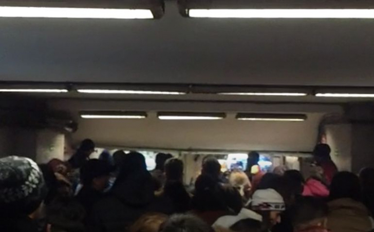 Jale la metrou! Mii de bucureșteni s-au înghesuit în stații după parada de la Arcul de Triumf VIDEO
