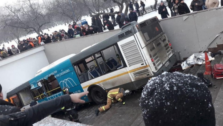 Moscova: Mai mulți morți, după ce un autobuz plin cu oameni a intrat într-o gură de metrou