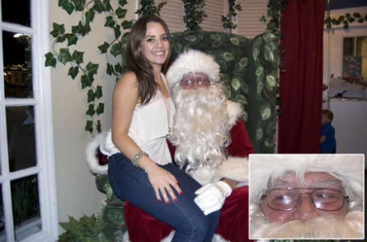 A făcut o poză în poala lui Moş Crăciun. Când a văzut fotografia în detaliu, fata a încremenit. FOTO