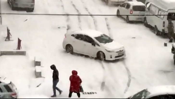 Imagini uluitoare din Rusia. Ce au pățit toți șoferii care au vrut să scoată mașina din parcare