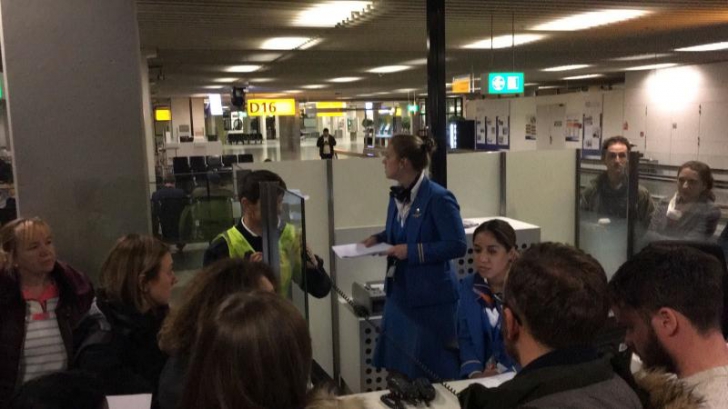 Demitere la TAROM după ce 120 de pasageri au fost lăsați să aștepte ore întregi la Amsterdam 