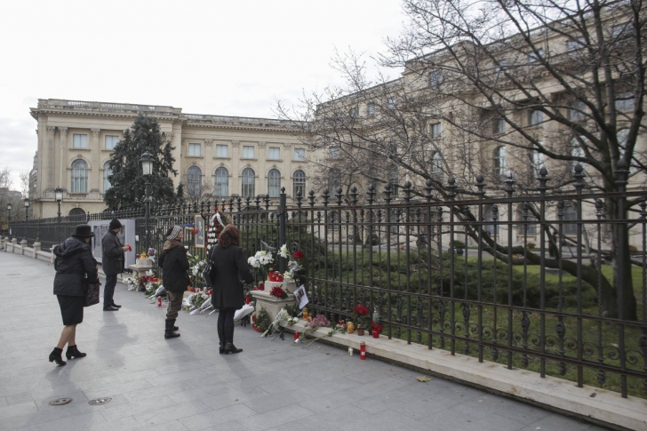 Lumea vine în fața Palatului Regal din București pentru a aprinde candele în memoria regelui Mihai