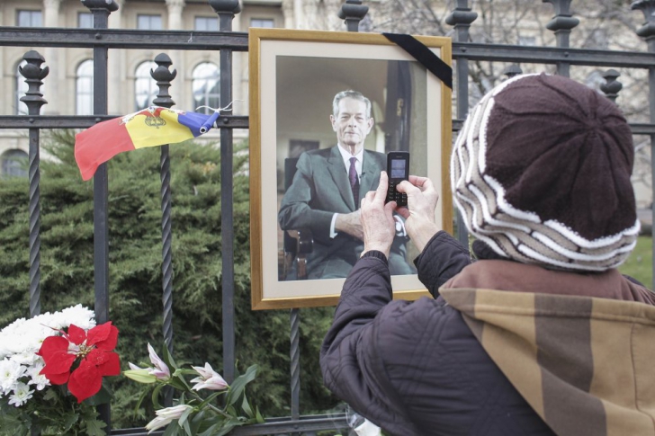 Lumea vine în fața Palatului Regal din București pentru a aprinde candele în memoria regelui Mihai
