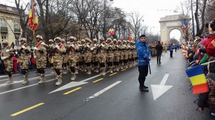 PARADĂ impresionantă de 1 DECEMBRIE la Arcul de Triumf. 15.000 de români prezenți