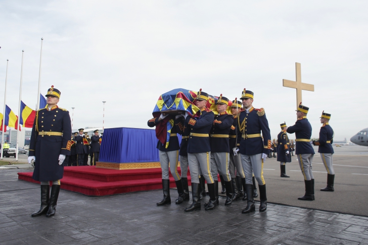 Imagini emoţionate de pe Aeroportul Otopeni: Regele Mihai s-a întors acasă