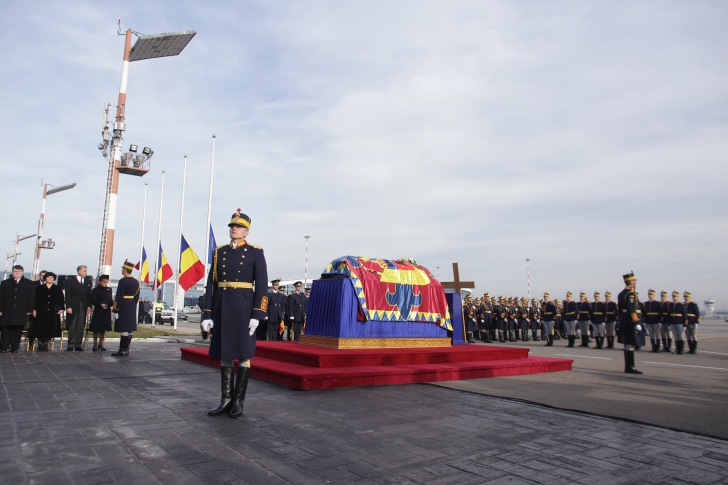 Imagini emoţionate de pe Aeroportul Otopeni: Regele Mihai s-a întors acasă