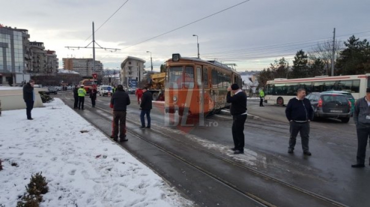 Tramvaiul Centenarului a deraiat la Iași, după ce o mașină s-a izbit în acesta