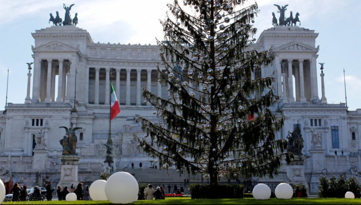 Bradul de Crăciun de la Roma, ţinta GLUMELOR pe internet. Preţul EXORBITANT plătit de primărie