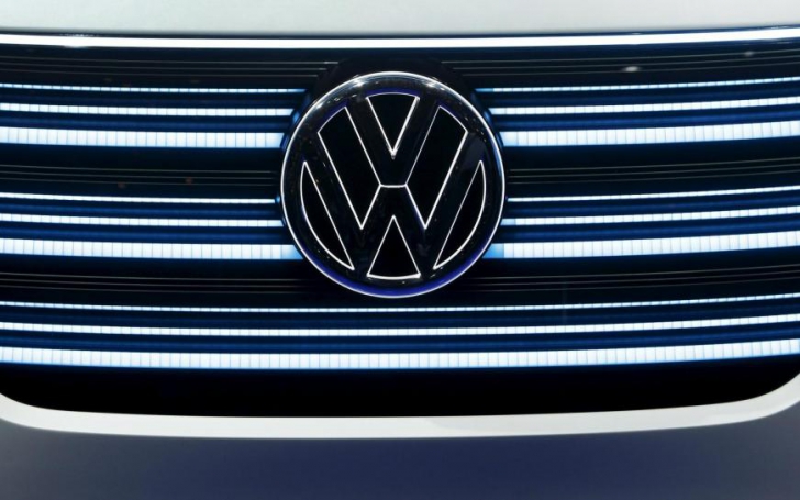 VW Touareg 2018. VW Touareg, surprins de "spioni" complet necamuflat. Maşina parcă e o navă spaţială