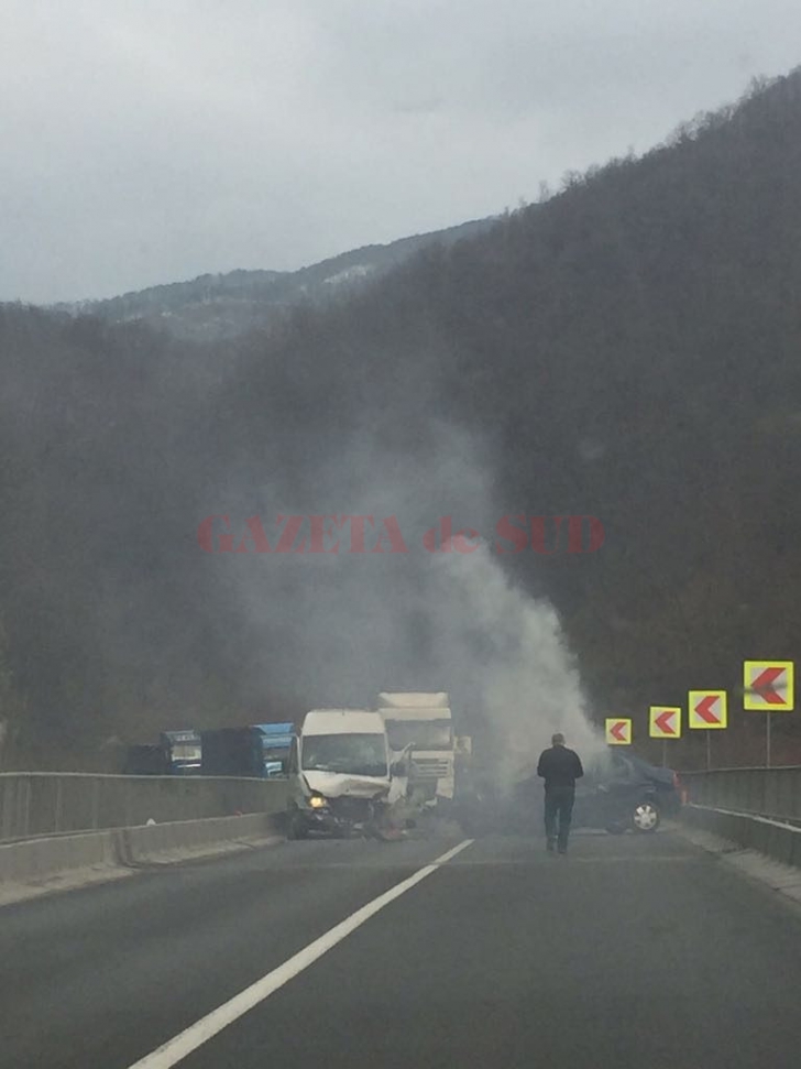 GALERIE FOTO. Accident mortal pe Valea Oltului. Trafic blocat între judeţele Vâlcea şi Sibiu 