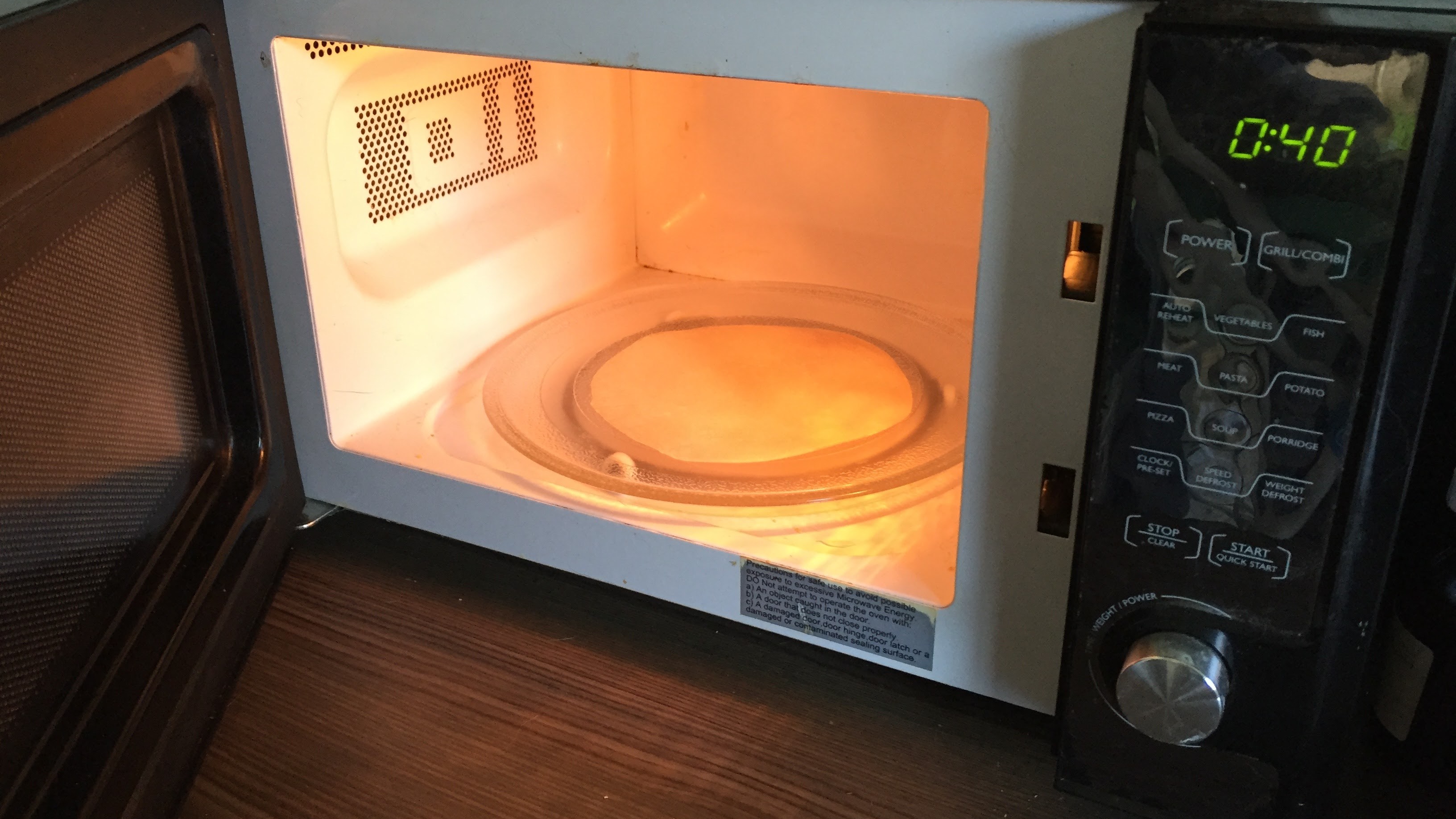 Microbii din cuptorul cu microunde, puși sub microscop. Secretele murdare ale celui mai folosit electrocasnic din bucătărie