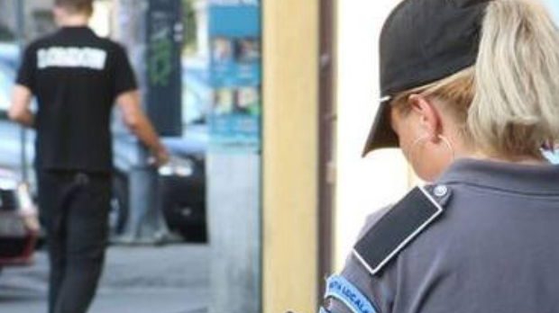 Opt persoane, printre care și două polițiste, reținute pentru vânzarea de alcool confiscat