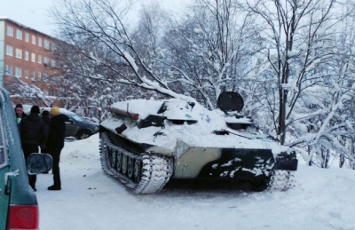 Un rus a furat un fost tanc sovietic, a spart cu el în magazin. ŞOC ce a găsit poliţia în interior!