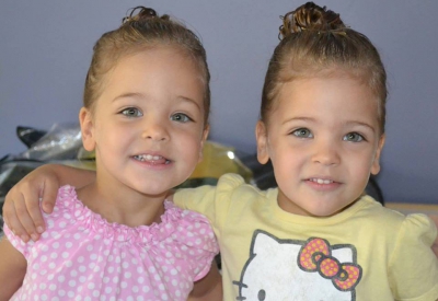 Fetiţele care, la 7 ani, sunt considerate CELE MAI FRUMOASE gemene identice din lume. Cum arată