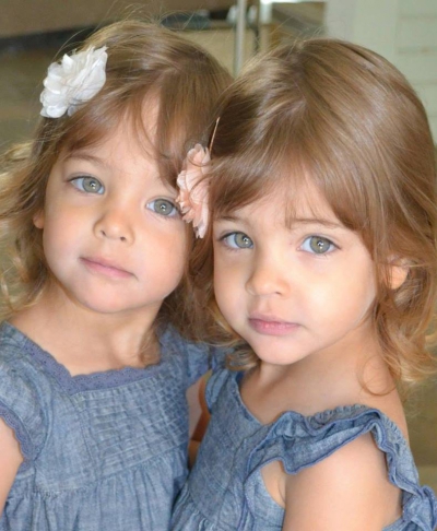 Fetiţele care, la 7 ani, sunt considerate CELE MAI FRUMOASE gemene identice din lume. Cum arată