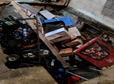 S-au mutat &icirc;n casă nouă. Sub garaj, au găsit o CAMERĂ SECRETĂ. Acolo au dat de ceva &Icirc;NFIORĂTOR!&nbsp;