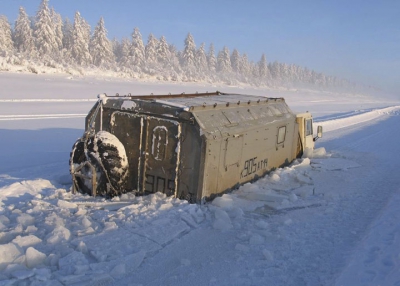 Camionagiii străbat Siberia pe râurile înghețate ale regiunii