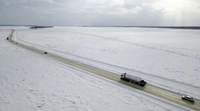 Camionagiii străbat Siberia pe râurile înghețate ale regiunii