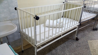 Bătaia de joc din spitale. Un pătuţ pentru copii, 4 800 de lei bucata. Unde merg banii?
