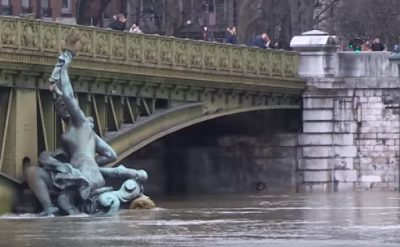 Parizienii pot răsufla uşuraţi: Sena începe să se retragă (VIDEO)