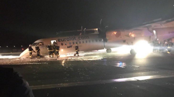 Incident aviatic grav la Varșovia. Un avion s-a IZBIT cu nasul de pistă. Zeci de oameni la bord