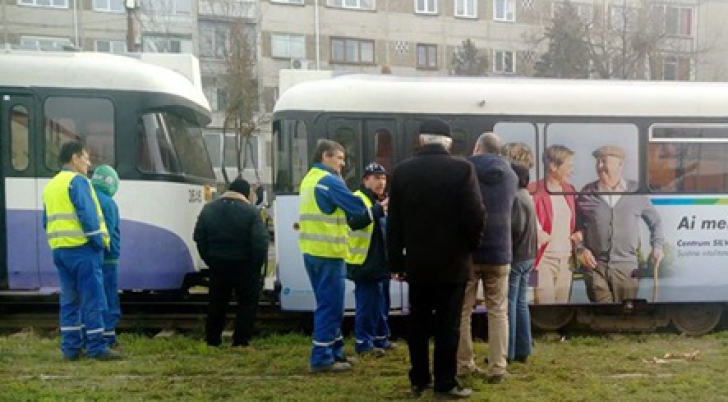 Panică în trafic: Un tramvai a deraiat pe un bulevard central din România