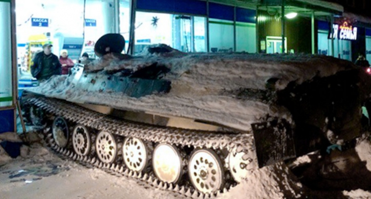 Un rus a furat un fost tanc sovietic, a spart cu el în magazin. ŞOC ce a găsit poliţia în interior!