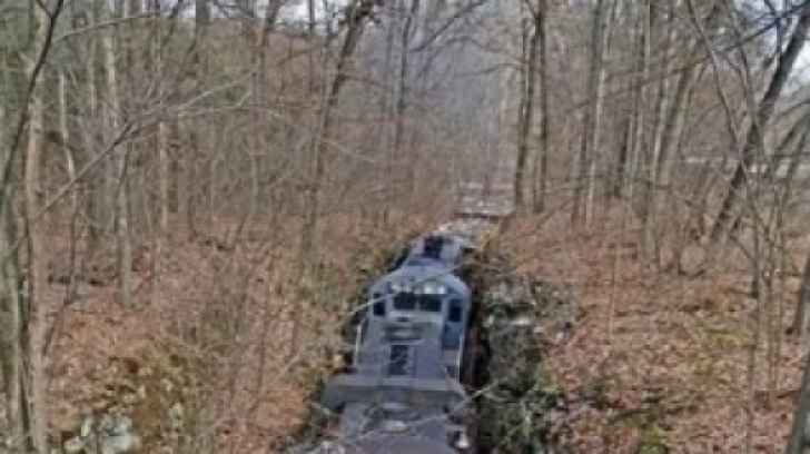 Au găsit acest tren abandonat în pădurile din munţi. Au intrat în locomotivă şi s-au cutremurat