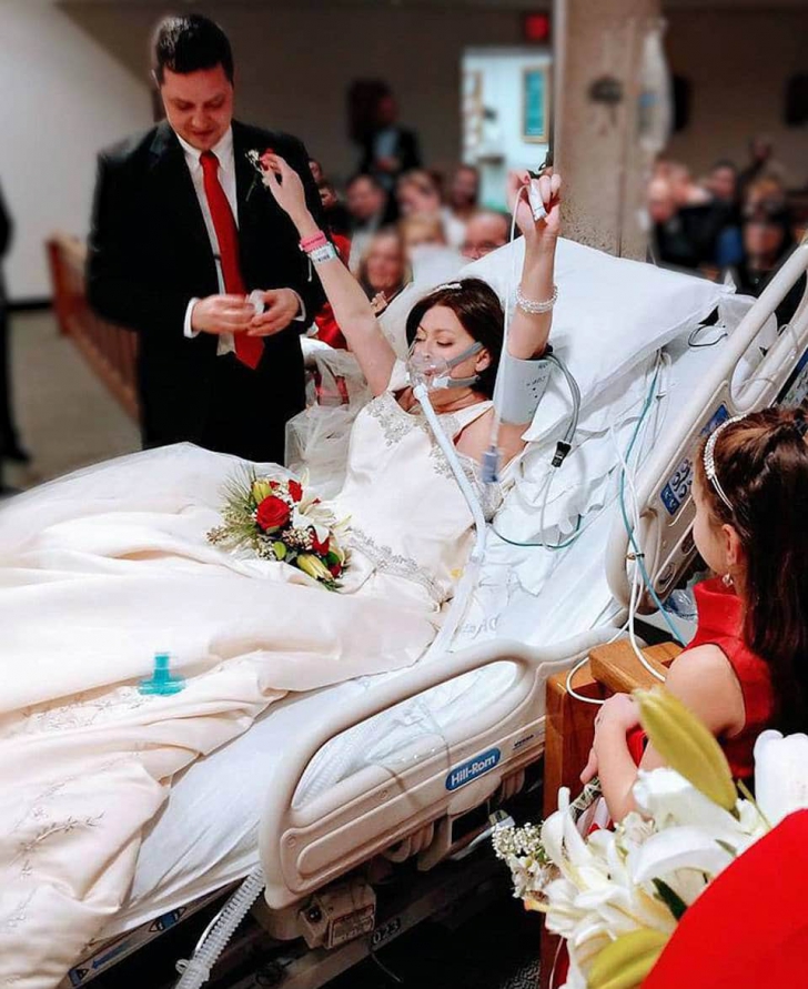S-a căsătorit în rochia de mireasă, pe patul de spital. A murit câteva ore mai târziu