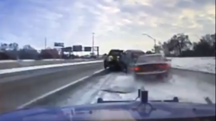 Accident SPECTACULOS pe o autostradă din SUA: o maşină "zboară" direct într-un vehicul al poliţiei
