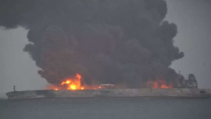Catastrofă în desfășurare: un petrolier în flăcări ar putea exploda. Zeci de oameni, încă dispăruți