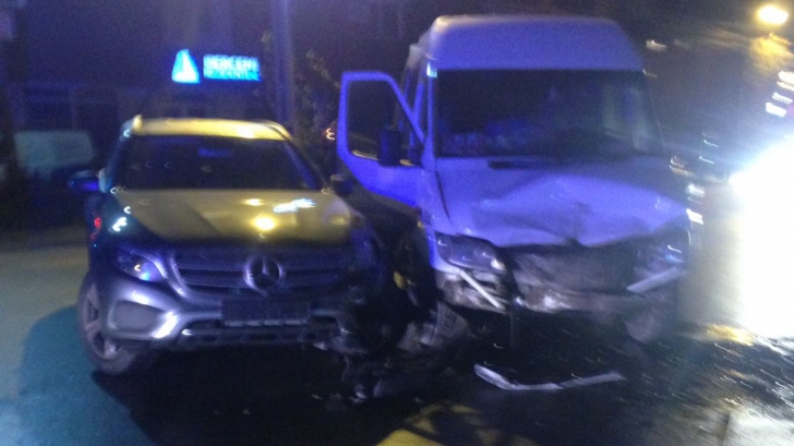 Opt răniți, după un accident grav între un microbuz și un autoturism, în Popești-Leordeni