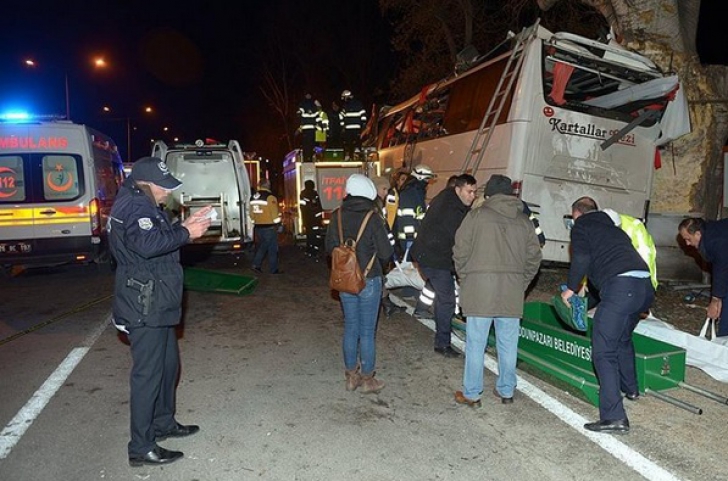 ACCIDENT cumplit în Turcia. Un autocar cu turişti s-a izbit de copaci: 11 morţi, 40 de răniţi