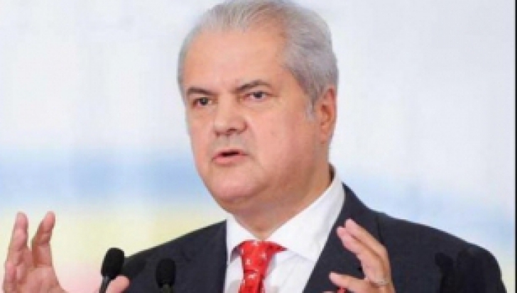 Klaus Iohannis, sub lupa lui Adrian Năstase. Înțepături fine din partea fostului premier