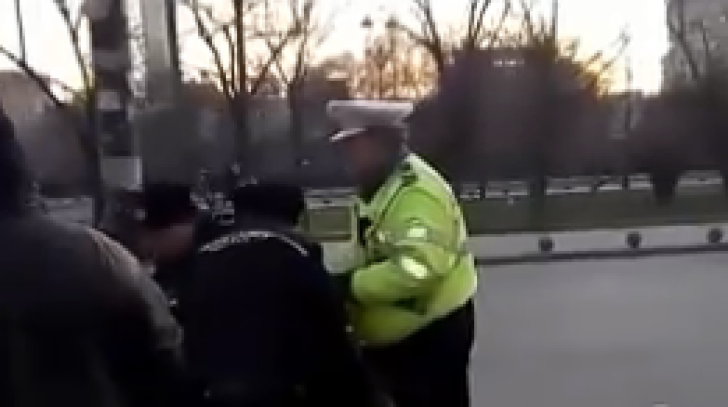De tot râsul: Şapte poliţişti pentru a imobiliza un bărbat (VIDEO ŞOCANT)