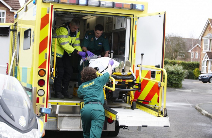MAI RĂU CA-N ROMÂNIA: Un englez a murit îngheţat, ambulanţa a ajuns după 16 ore   